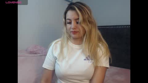 Snapshot of roxy_love21 chatting on 23, 10, 2025 Rox online show from 23, 10, 2025