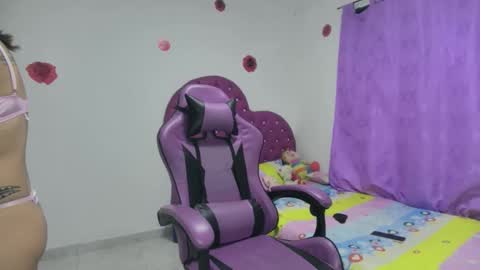 Snapshot of roxy_lu_07 chatting on 17, 12, 2025 Roxy online show from 17, 12, 2025