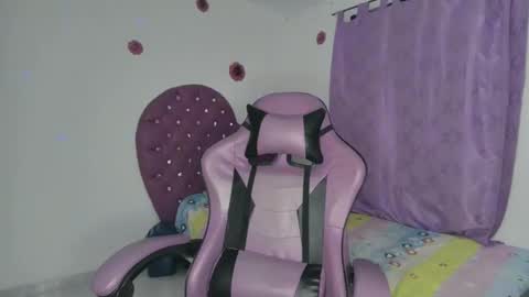 Snapshot of roxy_lu_07 chatting on 18, 12, 2025 Roxy online show from 18, 12, 2025