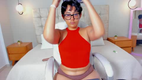 Snapshot of roxy_sweet18 chatting on 7, 4, 2026 Roxy online show from 7, 4, 2026
