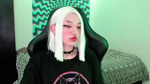 Roxy Independient model Help me to reach 50 thumbs up online show from 17, 12, 2024