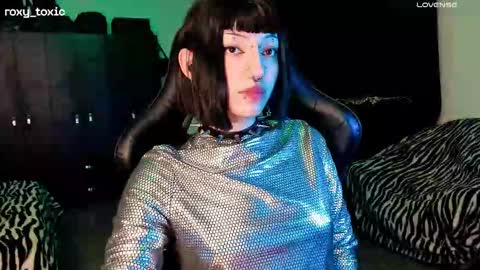 Roxy Independient model Help me to reach 50 thumbs up online show from 11, 11, 2025