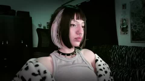 Roxy Independient model Help me to reach 50 thumbs up online show from 16, 5, 2026