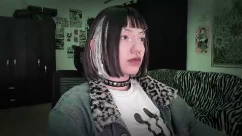Roxy Independient model Help me to reach 50 thumbs up online show from 18, 6, 2026