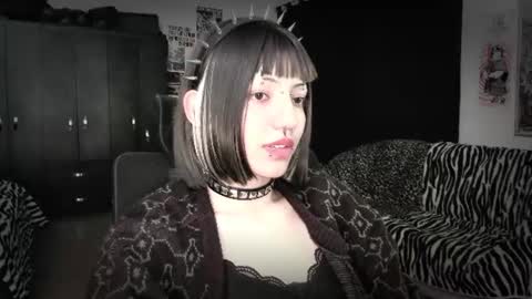 Roxy Independient model Help me to reach 50 thumbs up online show from 1, 7, 2026