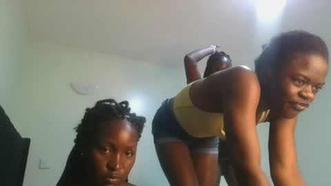 Snapshot of royal_goddes2 chatting on 19, 6, 2026 royal_goddes2 online show from 19, 6, 2026