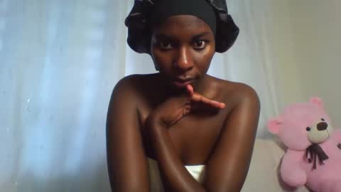 Snapshot of royal_petite10 chatting on 18, 4, 2026 kate online show from 18, 4, 2026