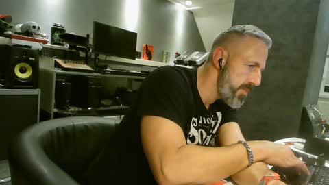 Chico que rico Caliente online show from 21, 1, 2025