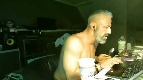 Snapshot of ruffi77 chatting on 9, 4, 2026 Chico que rico Caliente online show from 9, 4, 2026