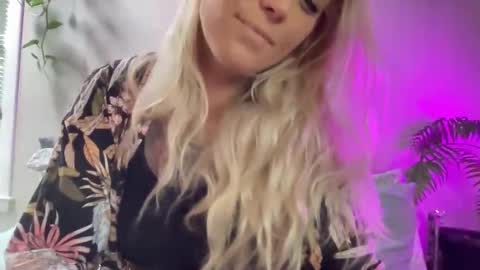 KumKitten online show from 13, 10, 2025