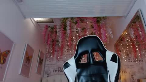 Snapshot of saara_martin chatting on 28, 4, 2026 1 online show from 28, 4, 2026