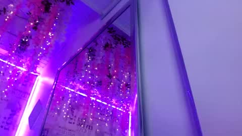 Snapshot of saara_martin chatting on 5, 5, 2026 1 online show from 5, 5, 2026