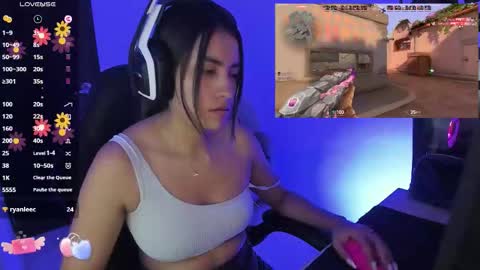 Snapshot of sabrina_chester_02 chatting on 20, 11, 2025 Angie online show from 20, 11, 2025