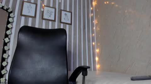 Snapshot of sabrinahims_ chatting on 5, 3, 2025 mariana online show from 5, 3, 2025