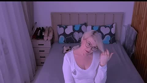 Snapshot of sabrinamacmarren chatting on 8, 5, 2026 Sabrina MacMarren online show from 8, 5, 2026