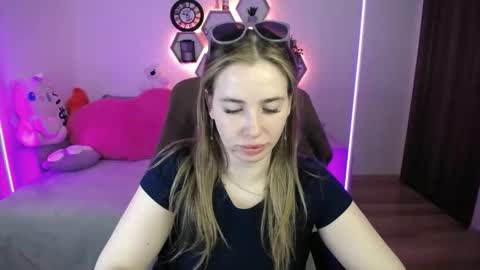 Snapshot of sabrinviolet chatting on 6, 5, 2026 Sabrina Violet online show from 6, 5, 2026