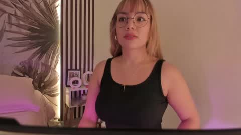 Snapshot of samaantha_white_ chatting on 5, 5, 2026 Samaantha online show from 5, 5, 2026