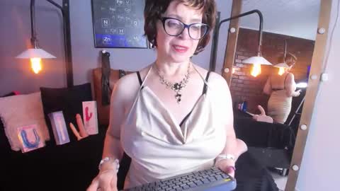 Snapshot of samantha_mature56 chatting on 24, 9, 2025 Sam online show from 24, 9, 2025