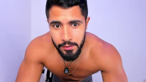 santiago_huntt online show from 7, 4, 2026