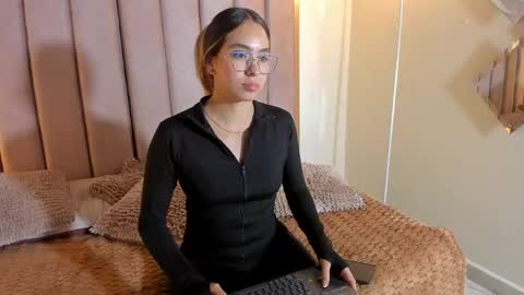 Snapshot of sara_madrid_ chatting on 9, 6, 2026 online show from 9, 6, 2026