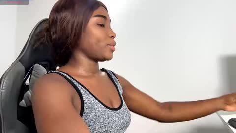 Snapshot of sara_muscle chatting on 10, 12, 2024 Sara online show from 10, 12, 2024