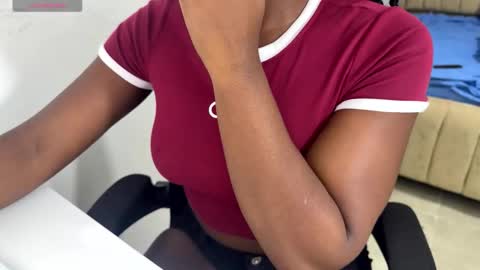 Snapshot of sara_muscle chatting on 17, 10, 2025 Sara online show from 17, 10, 2025