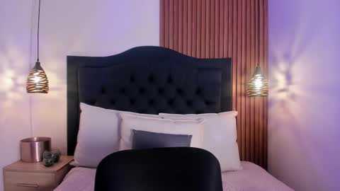 Snapshot of sara_stone17 chatting on 24, 11, 2025 - online show from 24, 11, 2025