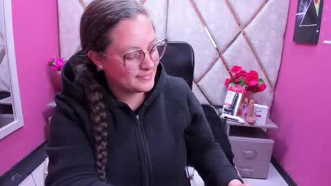 sara_thonson_ online show from 28, 11, 2025