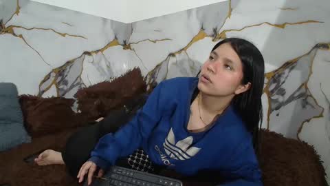 Snapshot of saraandthomas chatting on 18, 12, 2025 sara and thomas online show from 18, 12, 2025