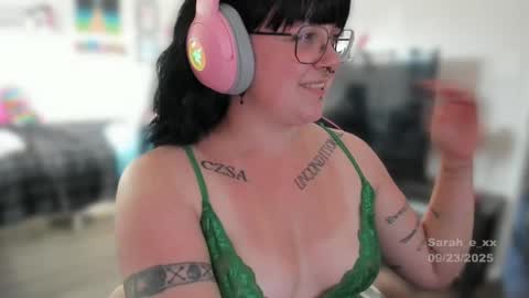 Snapshot of sarah_e_xx chatting on 24, 9, 2025 Sarah online show from 24, 9, 2025