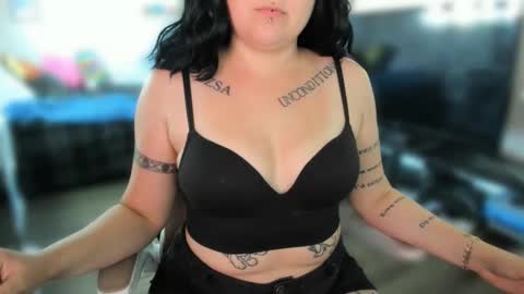 Snapshot of sarah_e_xx chatting on 2, 10, 2025 Sarah online show from 2, 10, 2025