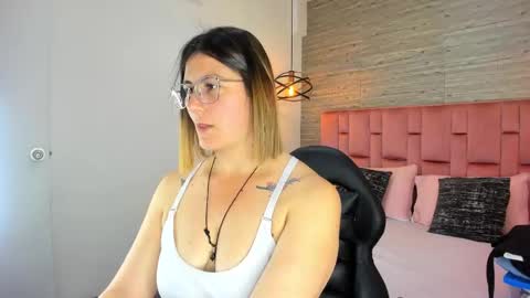 Snapshot of sarahdeyvis chatting on 17, 9, 2025 Sarah Deyvis online show from 17, 9, 2025