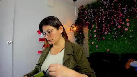 Snapshot of sarahdeyvis chatting on 3, 11, 2025 Sarah Deyvis online show from 3, 11, 2025