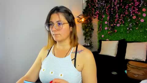 Snapshot of sarahdeyvis chatting on 8, 11, 2025 Sarah Deyvis online show from 8, 11, 2025