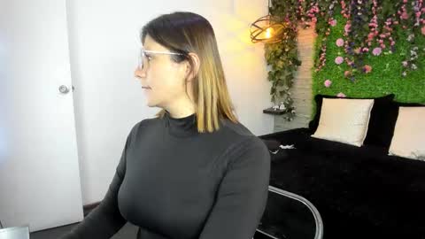 Snapshot of sarahdeyvis chatting on 10, 11, 2025 Sarah Deyvis online show from 10, 11, 2025