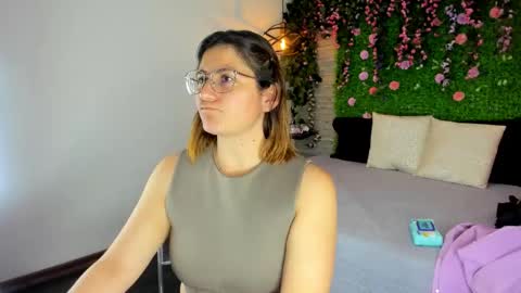 Snapshot of sarahdeyvis chatting on 24, 11, 2025 Sarah Deyvis online show from 24, 11, 2025