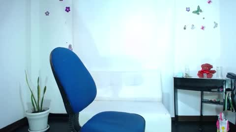 Saraloves online show from 27, 2, 2025