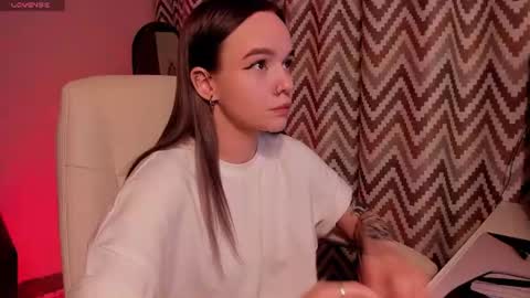 Snapshot of sararomoney chatting on 4, 8, 2026 Sara online show from 4, 8, 2026