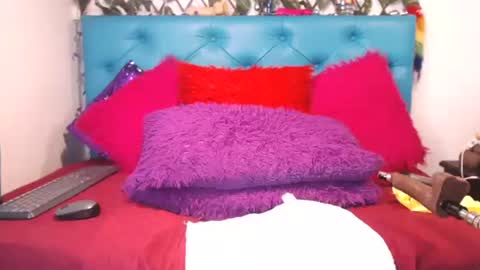 Snapshot of sarawiills chatting on 3, 11, 2025 Sara Wills online show from 3, 11, 2025