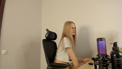 Snapshot of sasha_vesmus chatting on 14, 11, 2025 Sasha Vesmus online show from 14, 11, 2025