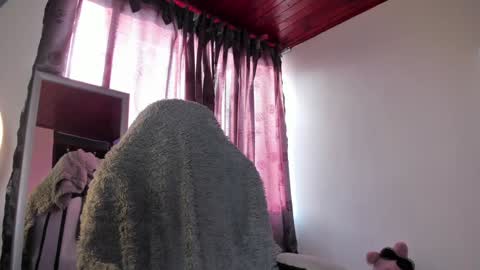    im expecting 300 thumbs up on my altar online show from 8, 2, 2025