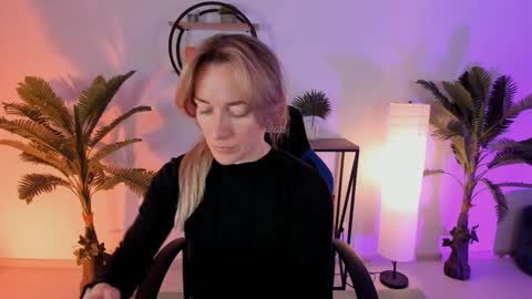 Snapshot of save_the_qween chatting on 1, 2, 2025 save the qween online show from 1, 2, 2025