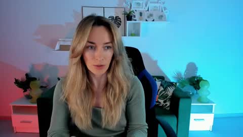 Snapshot of save_the_qween chatting on 2, 2, 2025 save the qween online show from 2, 2, 2025