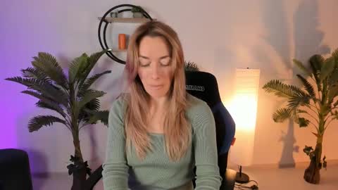 Snapshot of save_the_qween chatting on 13, 2, 2025 save the qween online show from 13, 2, 2025