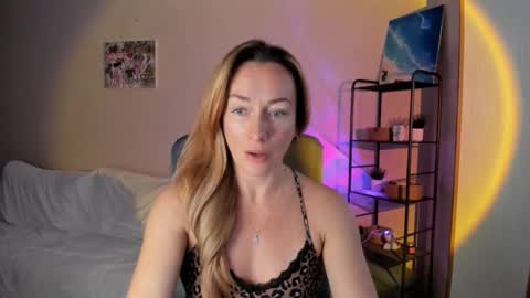 Snapshot of save_the_qween chatting on 11, 10, 2025 save the qween online show from 11, 10, 2025