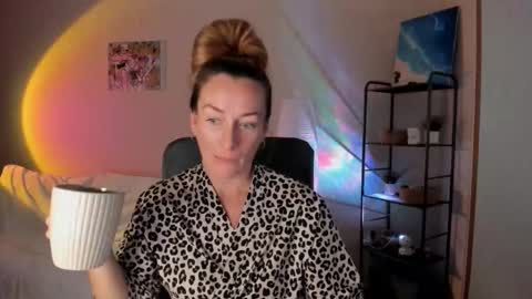 Snapshot of save_the_qween chatting on 15, 10, 2025 save the qween online show from 15, 10, 2025