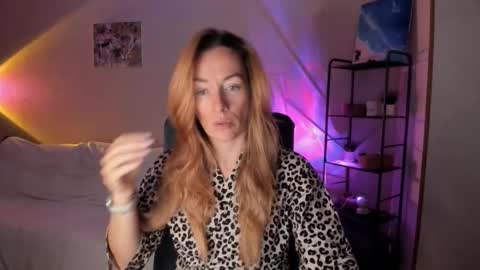 Snapshot of save_the_qween chatting on 23, 10, 2025 save the qween online show from 23, 10, 2025