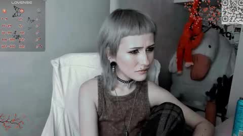 pronoun she. name Mary. age 21. online show from 12, 11, 2025