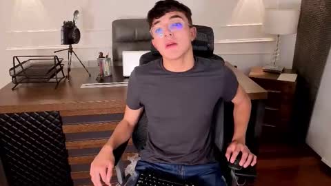 Snapshot of sayronvg chatting on 13, 11, 2025 Sayron online show from 13, 11, 2025