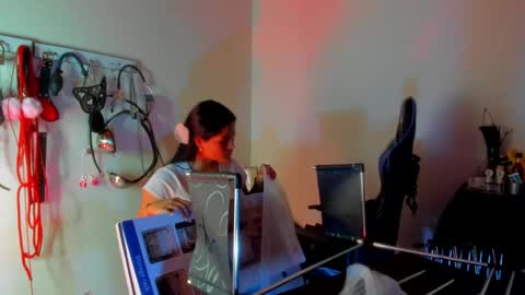 scarlet taylor kennedy online show from 10, 4, 2026